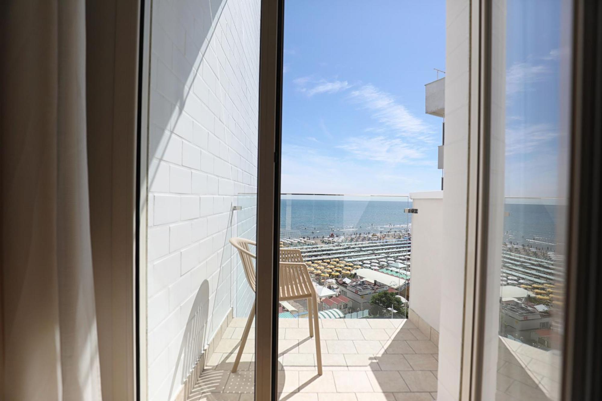 Hotel Daniel'S Fronte Mare Riccione Exterior foto