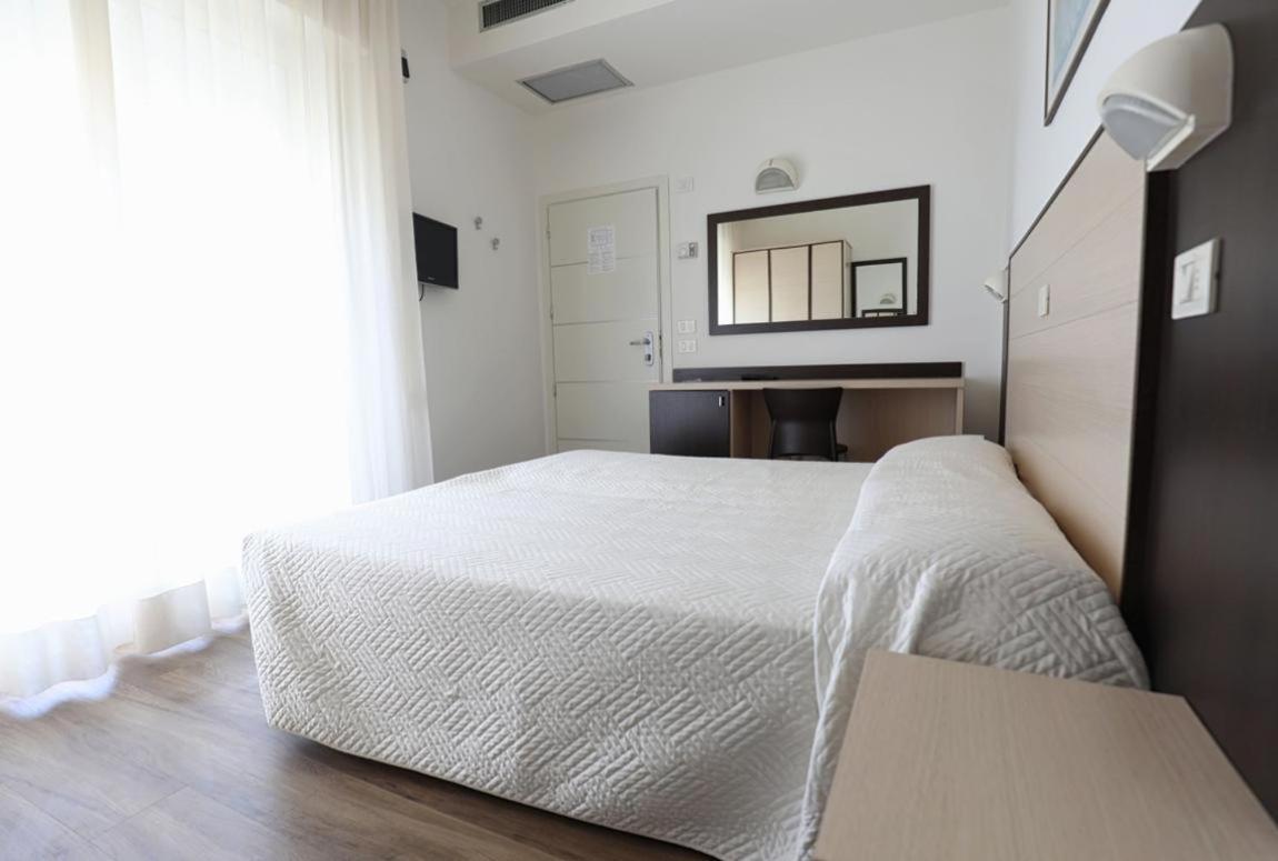 Hotel Daniel'S Fronte Mare Riccione Exterior foto