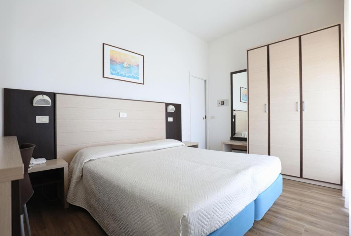 Hotel Daniel'S Fronte Mare Riccione Exterior foto