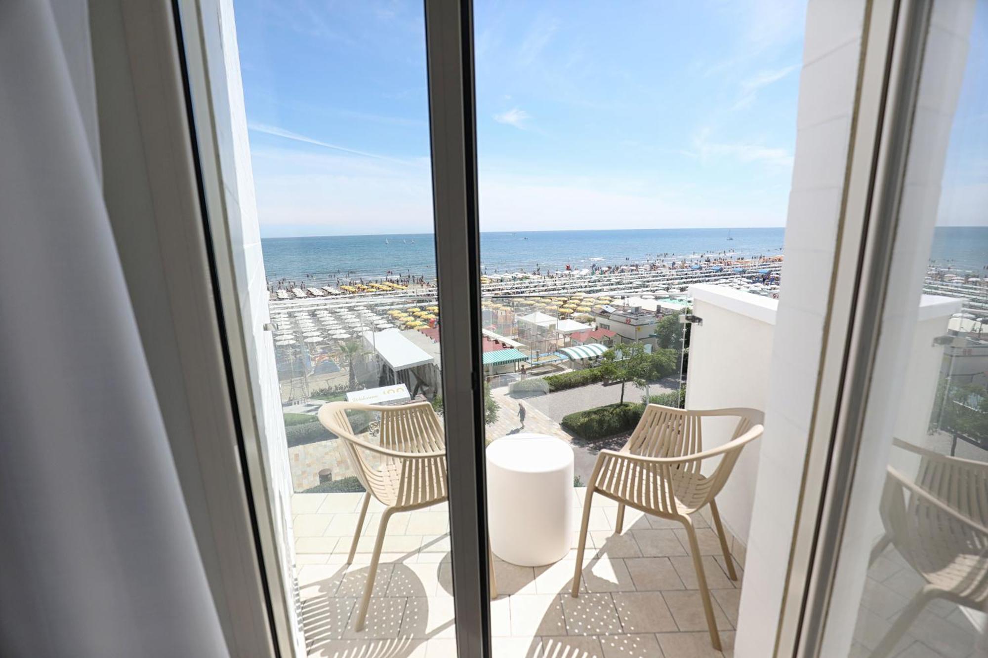 Hotel Daniel'S Fronte Mare Riccione Exterior foto